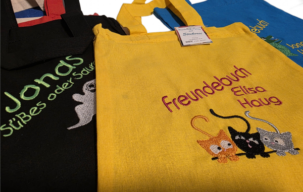 Kleine Baumwolltasche (Freundebuch, Halloween...) mit Namen & Motiv bestickt
